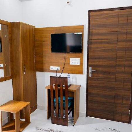 Hotel Parth Inn Рішикеш Екстер'єр фото