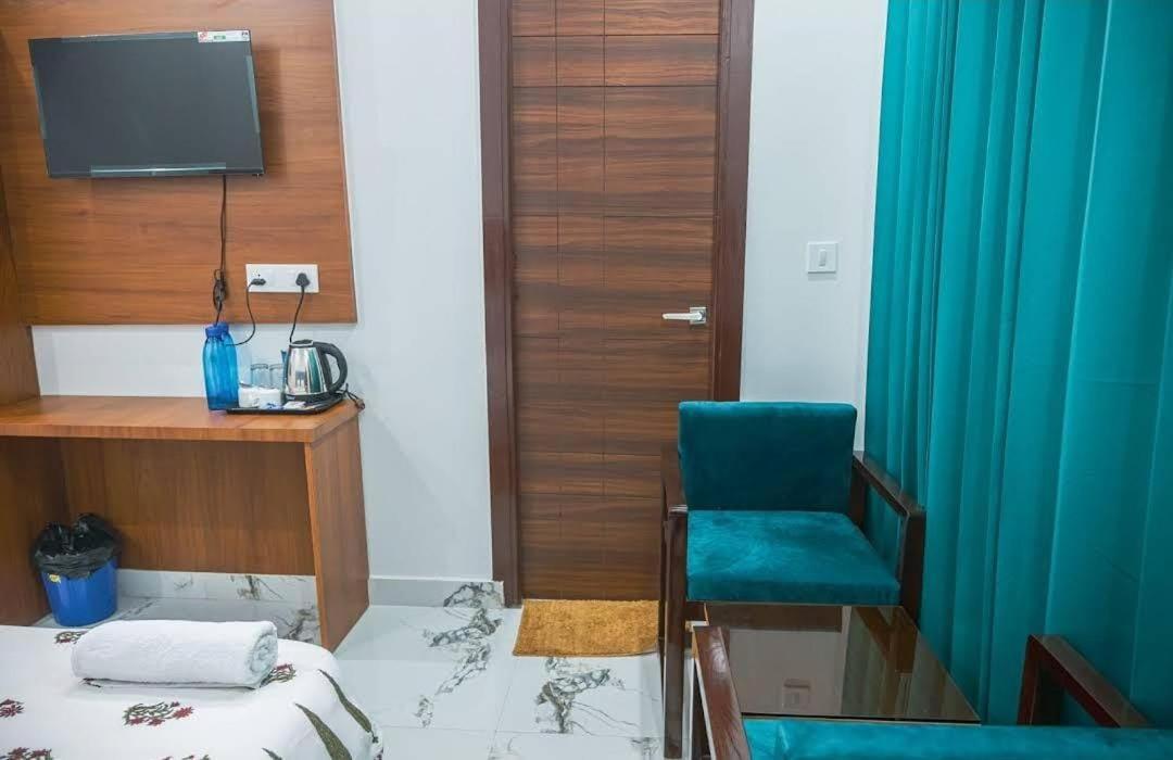 Hotel Parth Inn Рішикеш Екстер'єр фото