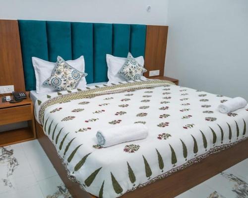 Hotel Parth Inn Рішикеш Екстер'єр фото